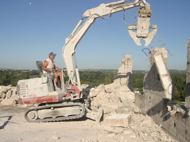 Démolition d'un mur de bâtiment