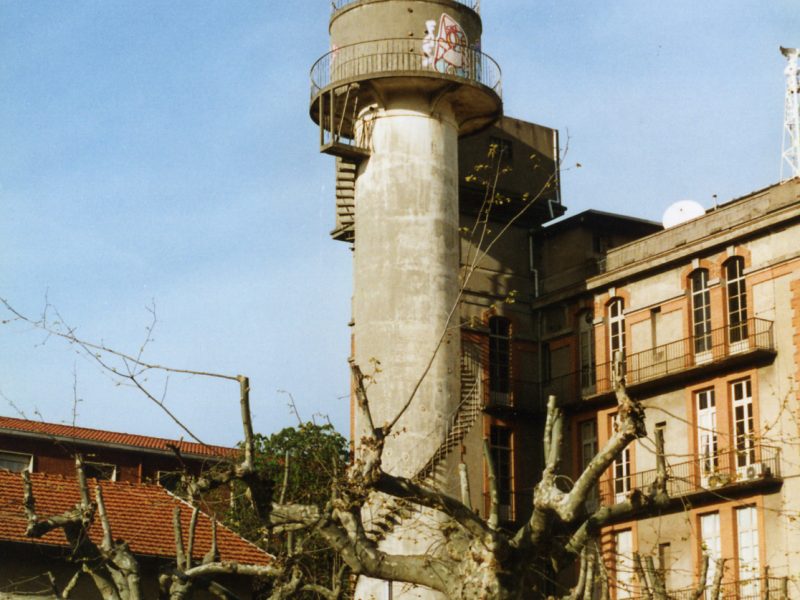 Dynamitage d'un petit château d'eau