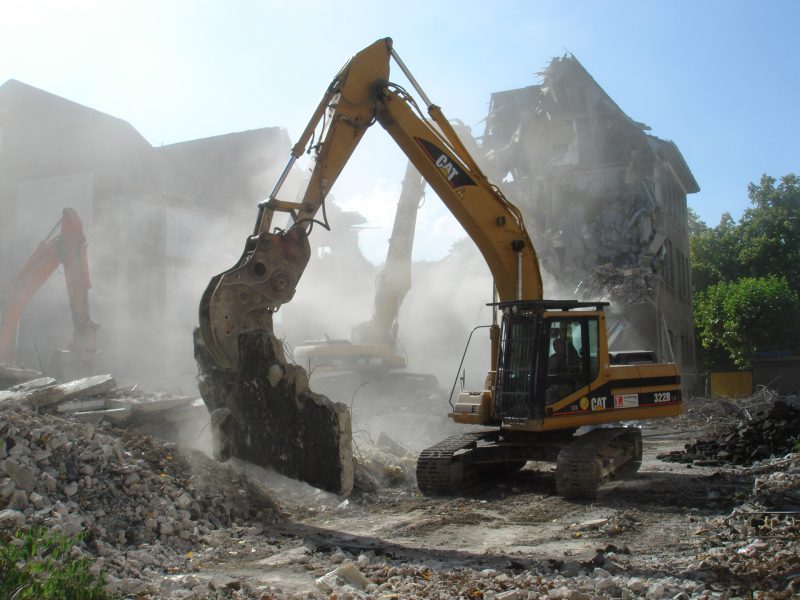 Démolition avec tractopelle et engin de travaux