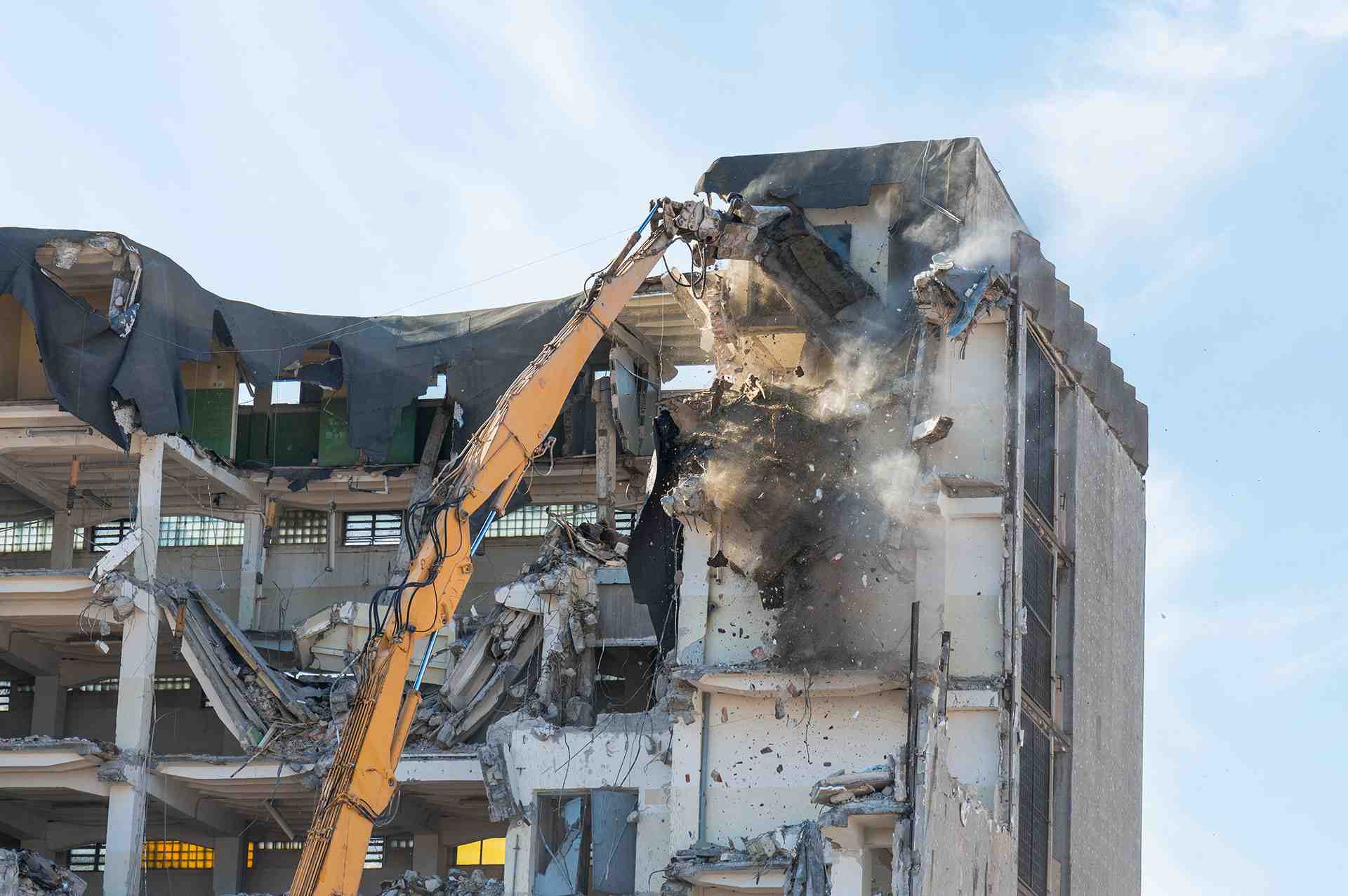 Démolition avec engin grue